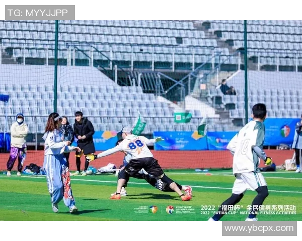 足球明星挑战飞盘运动展现超强技巧与团队默契的精彩瞬间